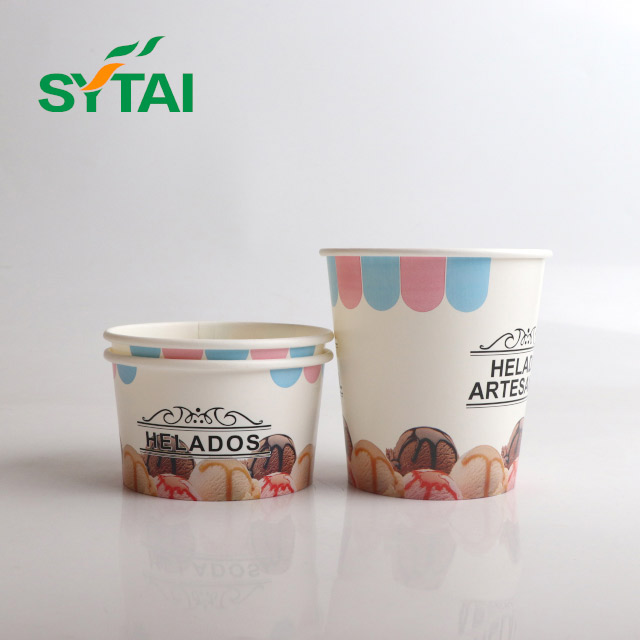 Tazones de sopa desechables de 26 oz con tapa.