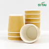 Tazas de café aisladas onduladas desechables marrones