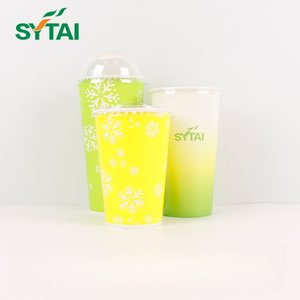 Vasos para bebidas frías con tapa y pajitas.