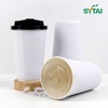 Tazas de café aisladas onduladas desechables marrones