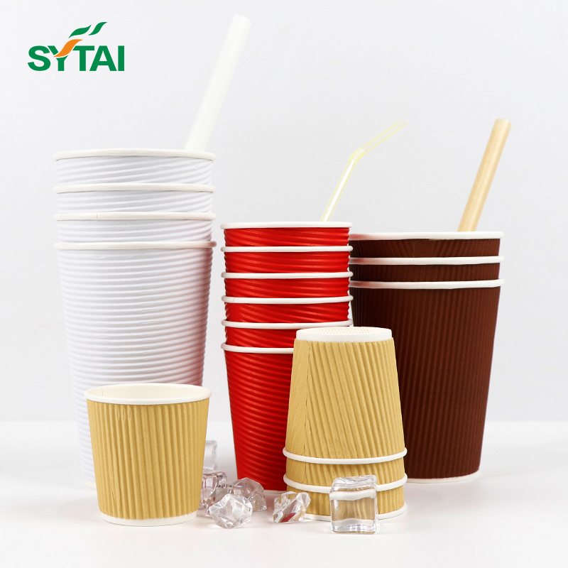 Tazas de café onduladas desechables con tapas