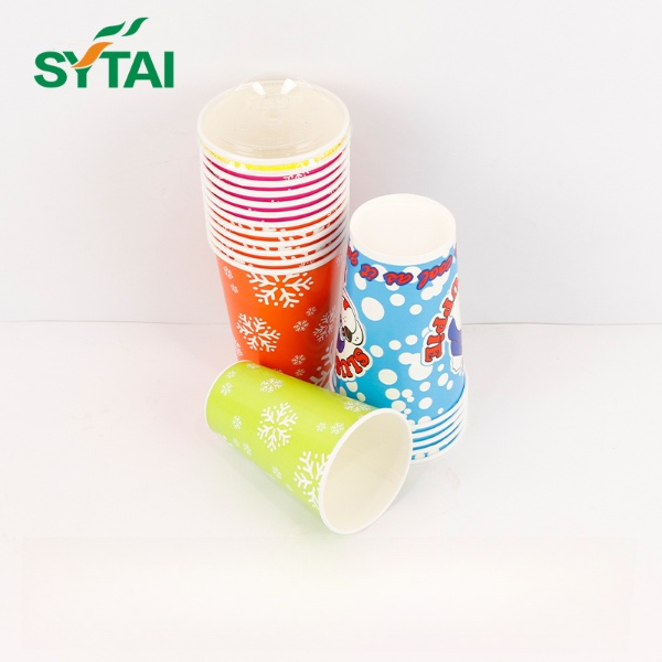 Vasos para bebidas frías con tapa y pajitas.